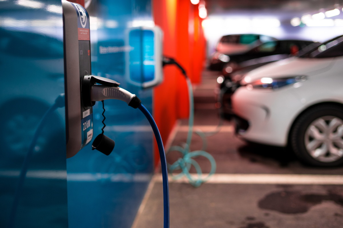 Elektroautos an der Ladesäule Ladesäulen