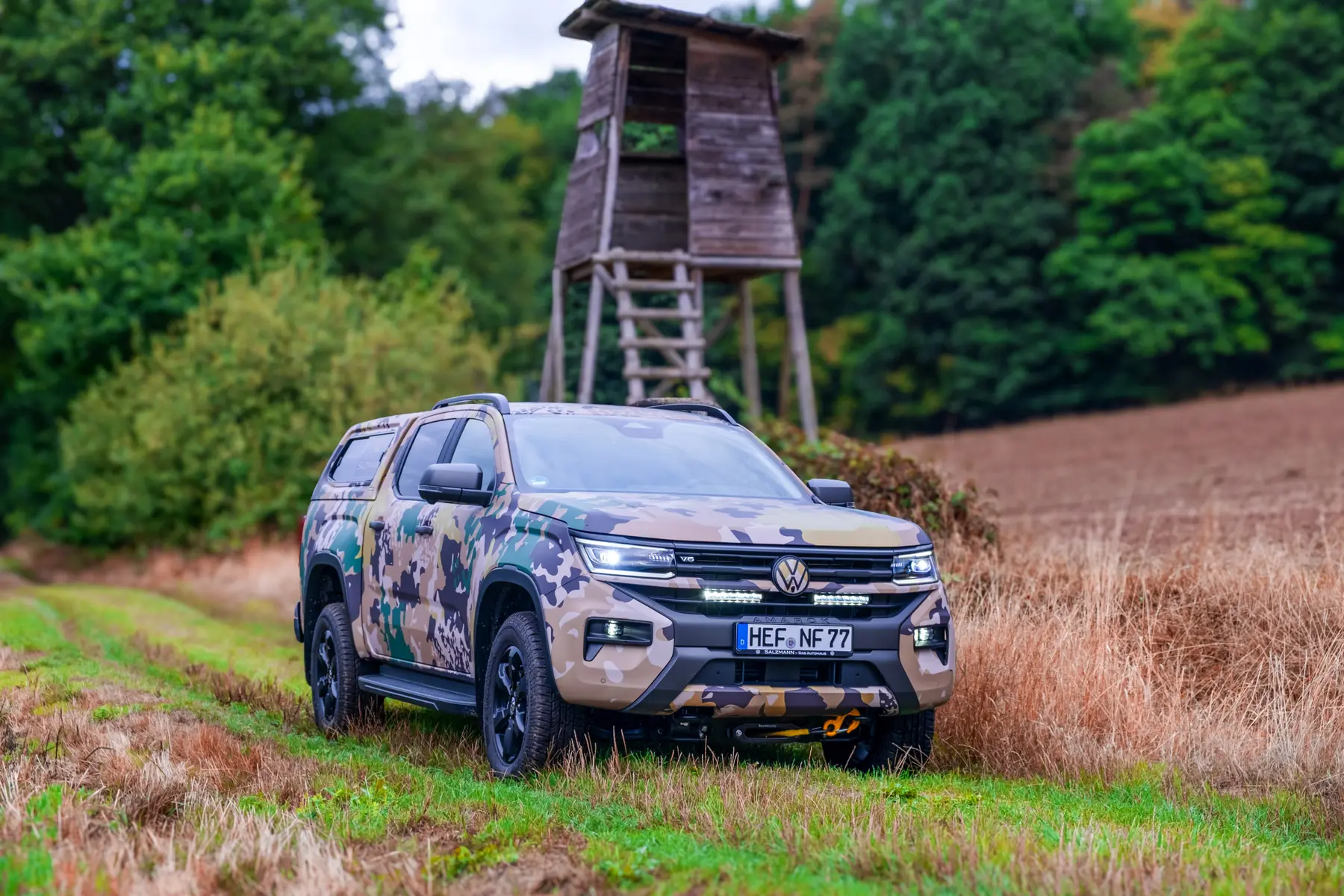 VW Amarok PanAmericana Jagd vor einem Hochsitz