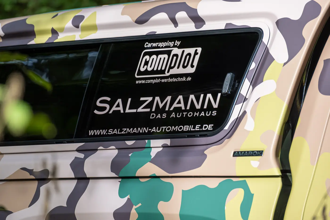 Detail der Camouflage-Vollfolierung am VW Amarok