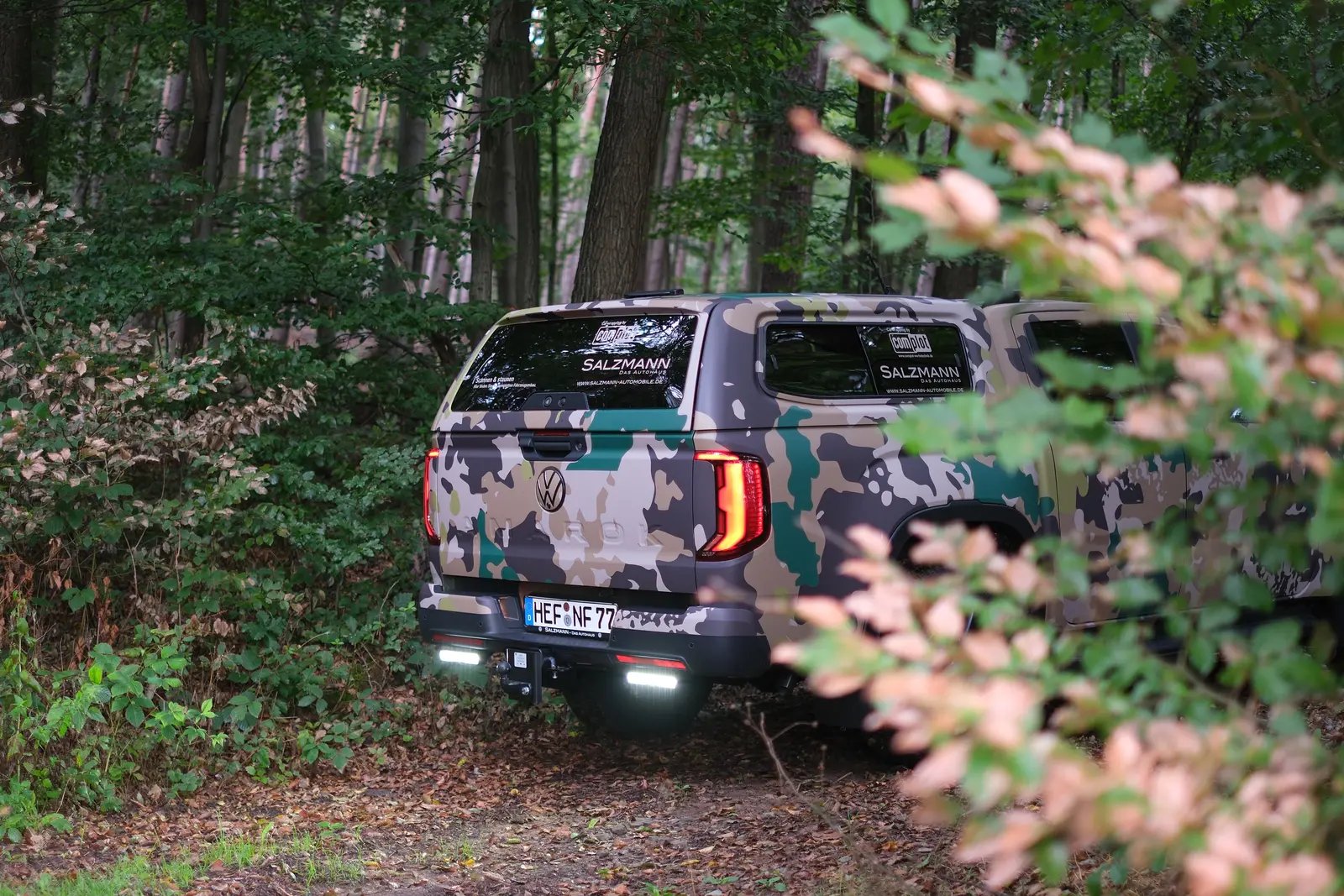 Heckansicht des Amarok im Wald