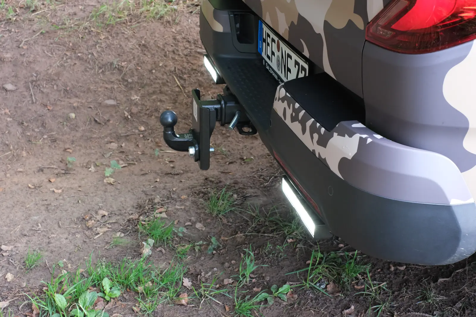 Heckdetail mit Anhängerkupplung und Beleuchtung