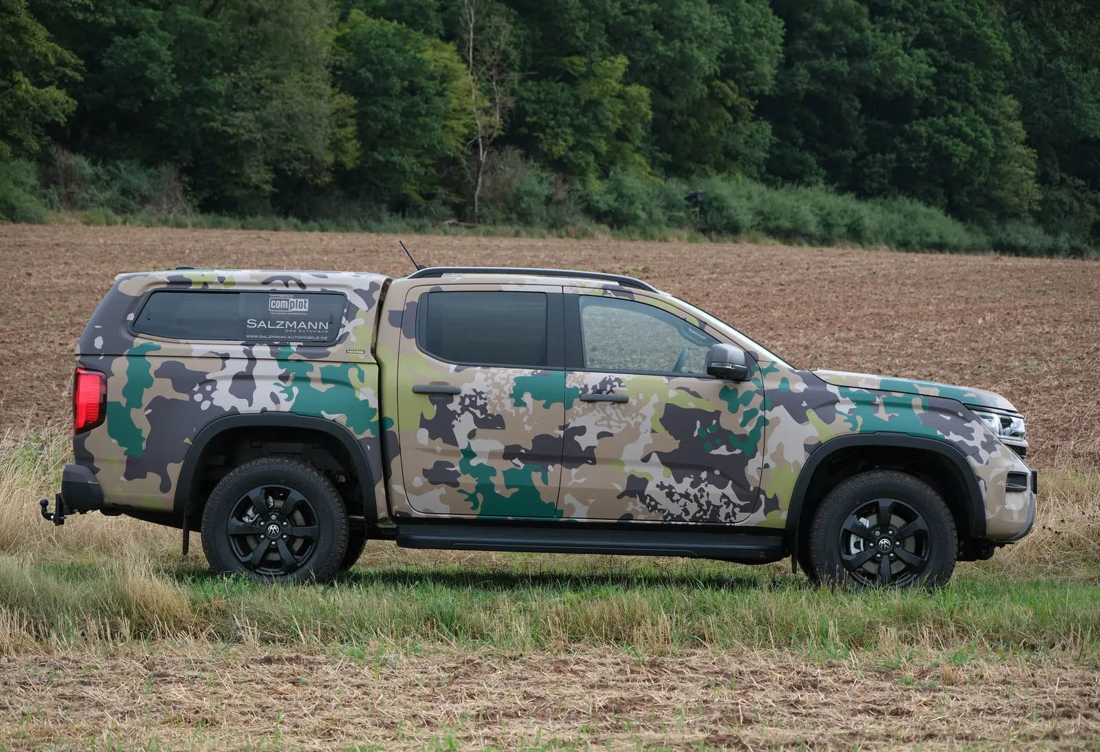 Seitenansicht des folierten VW Amarok