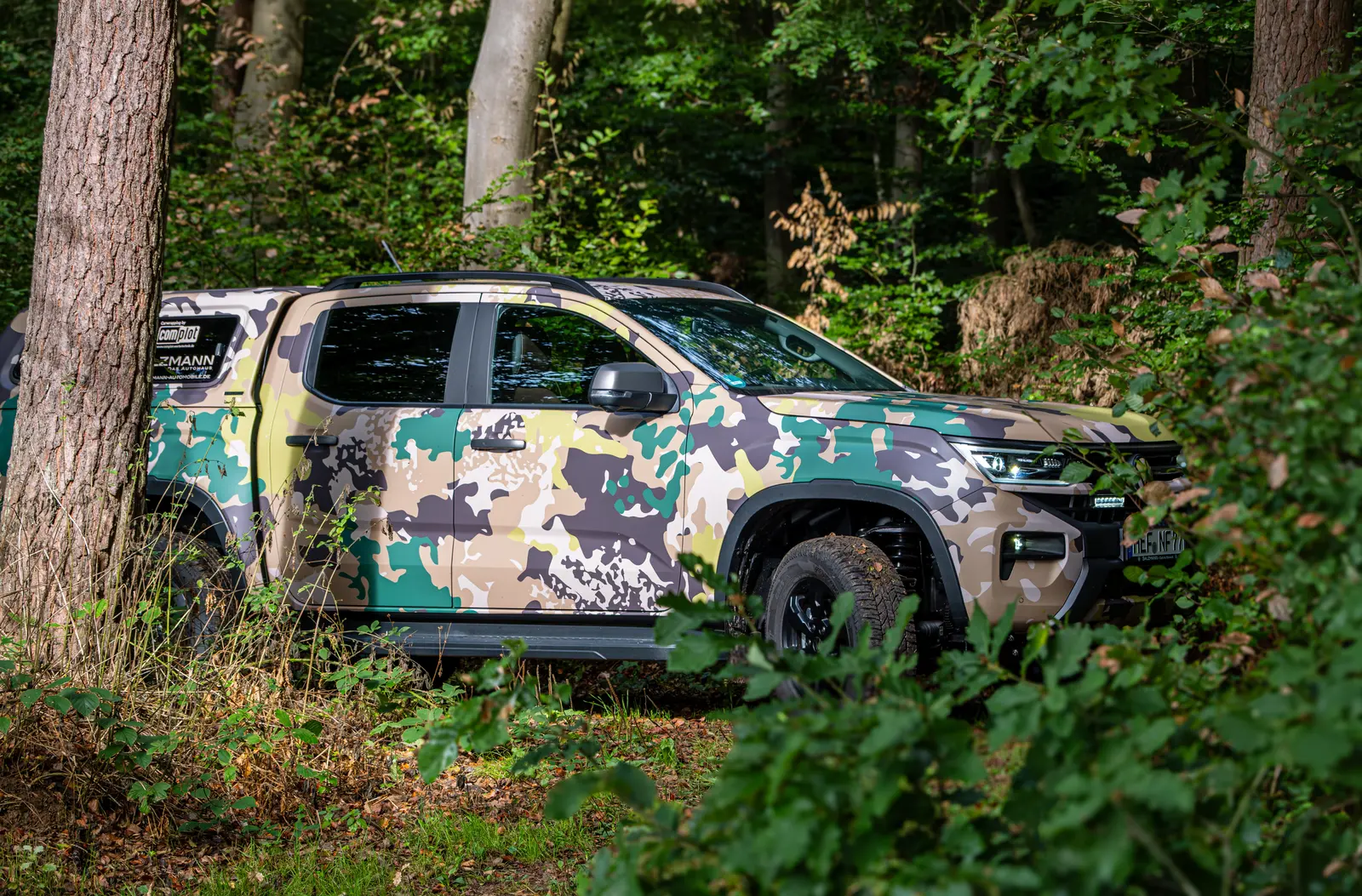 Amarok Jagd Seitenansicht im Wald