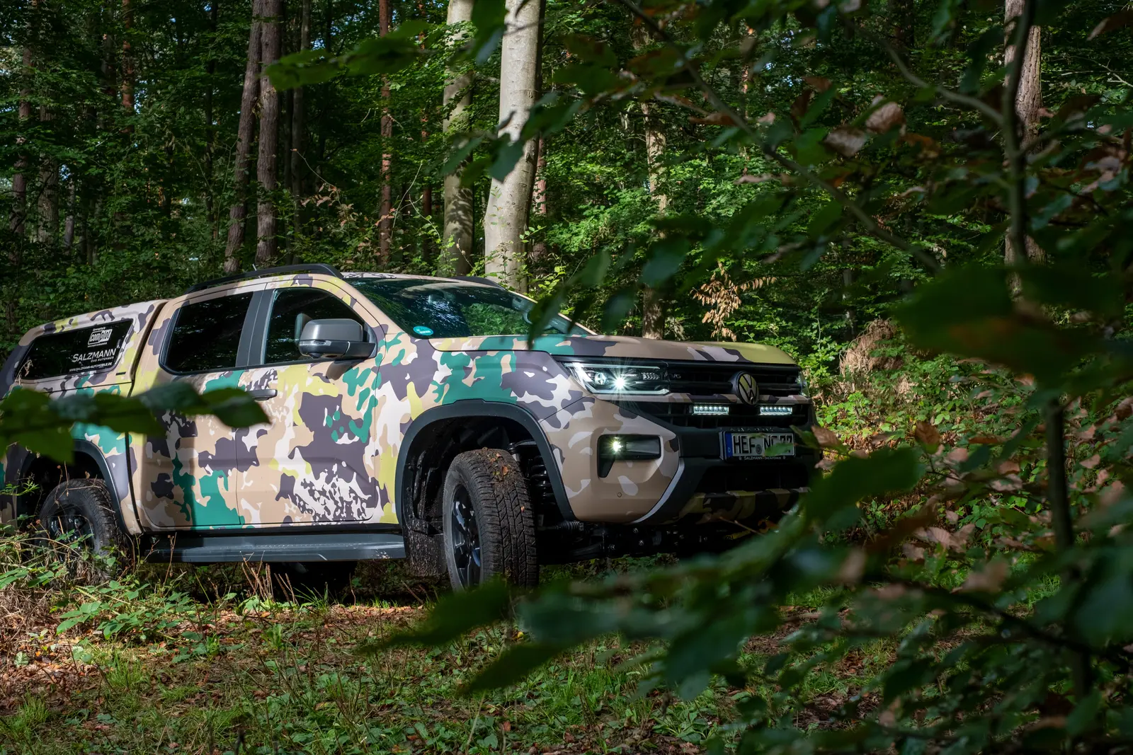 Amarok Jagd zwischen Bäumen