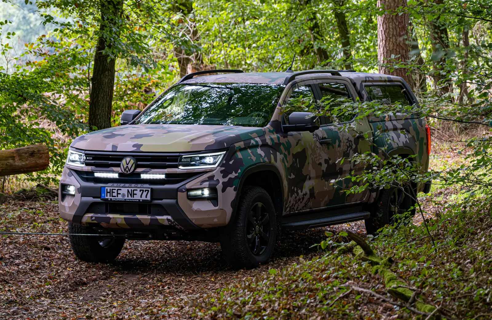 Amarok Jagd im Wald von vorn