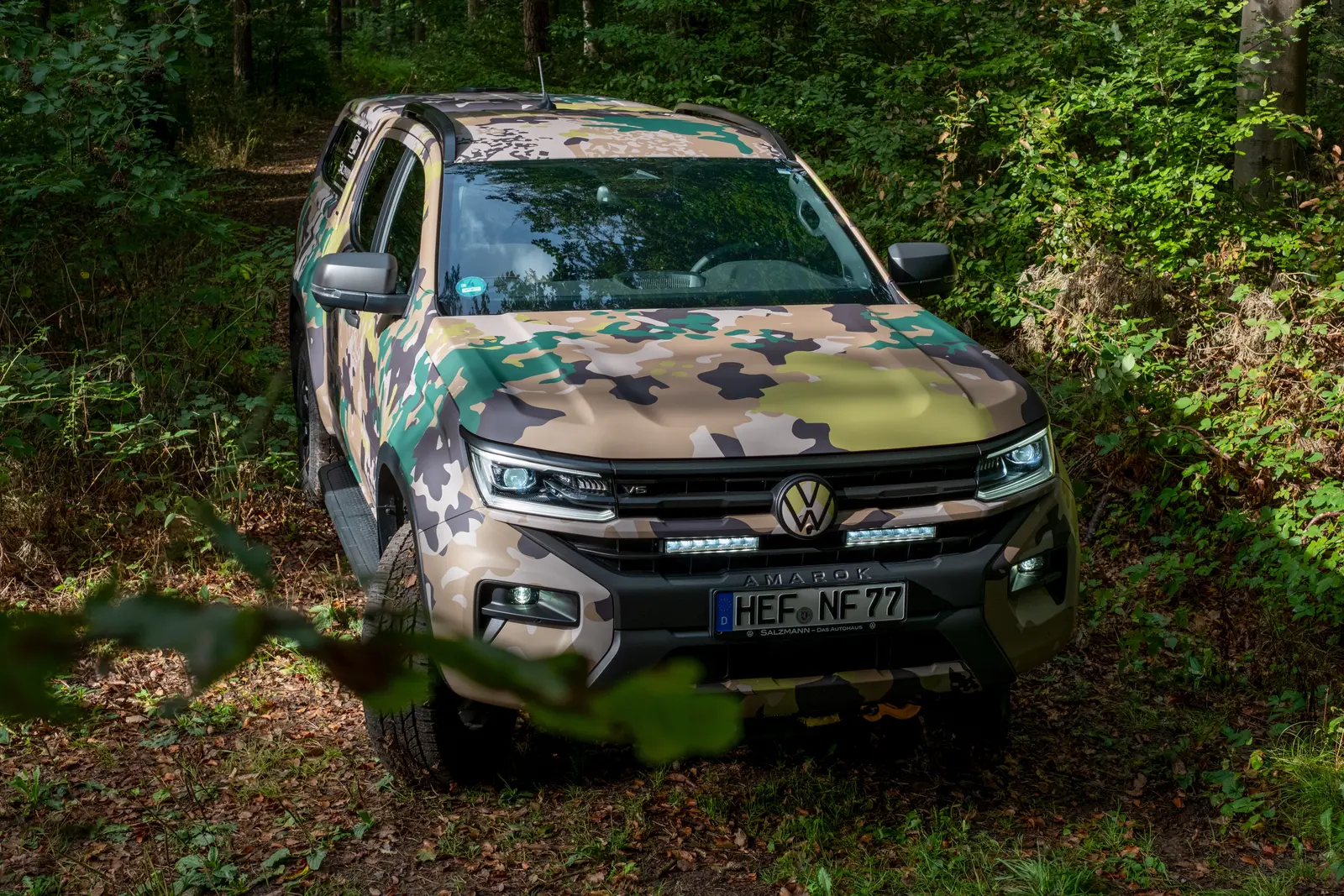 VW Amarok auf einem Waldweg