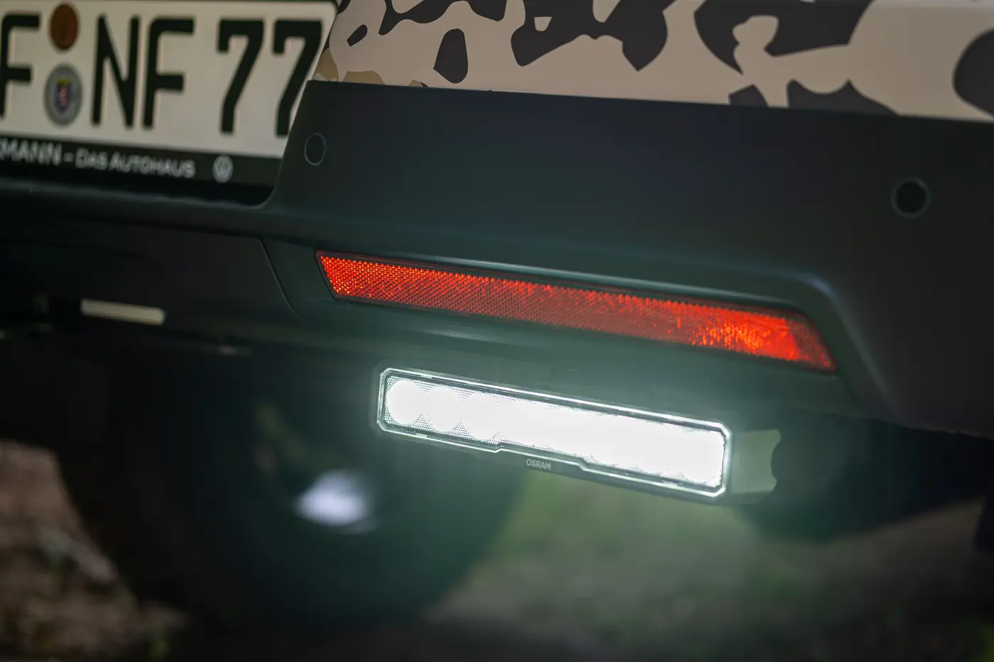 Zusätzliche LED-Arbeitsscheinwerfer und Vorfeldbeleuchtung am Heck